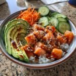 Poké bowl med lax och sesam- och chilisås